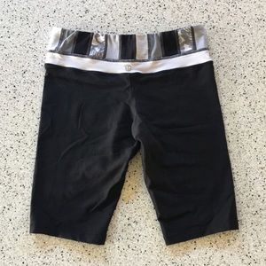 Lulu Reversible Capri Black Size 4